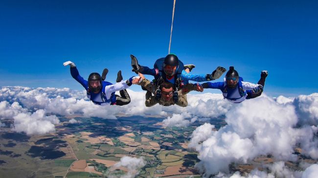 skydivers
