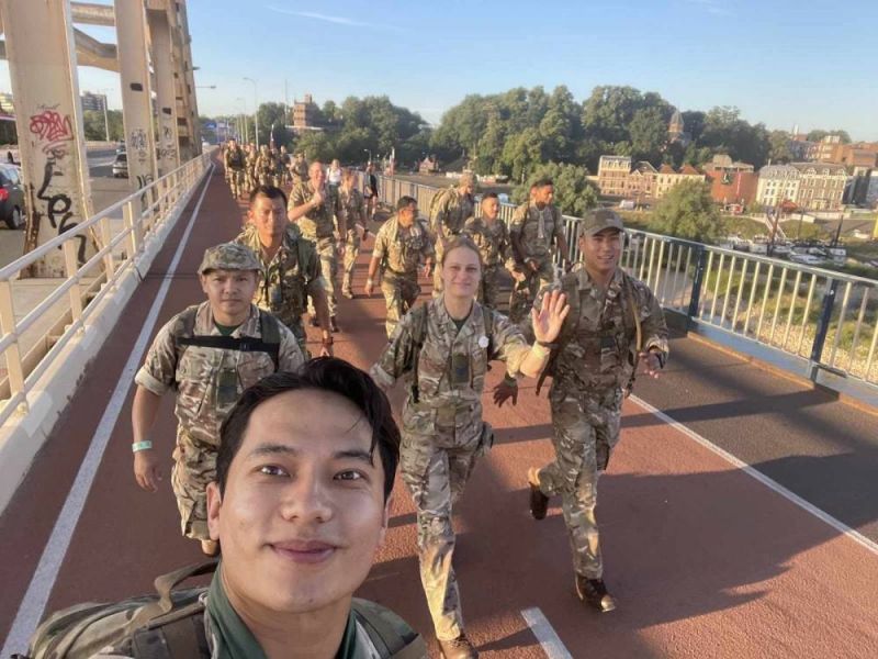 R SIGNALS Soldiers take part in Nijmegen Marches